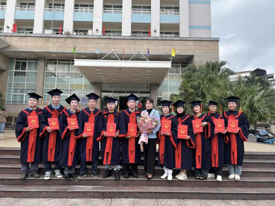 Cô và trò lớp Văn Bằng 2 Cao đẳng y học cổ truyền